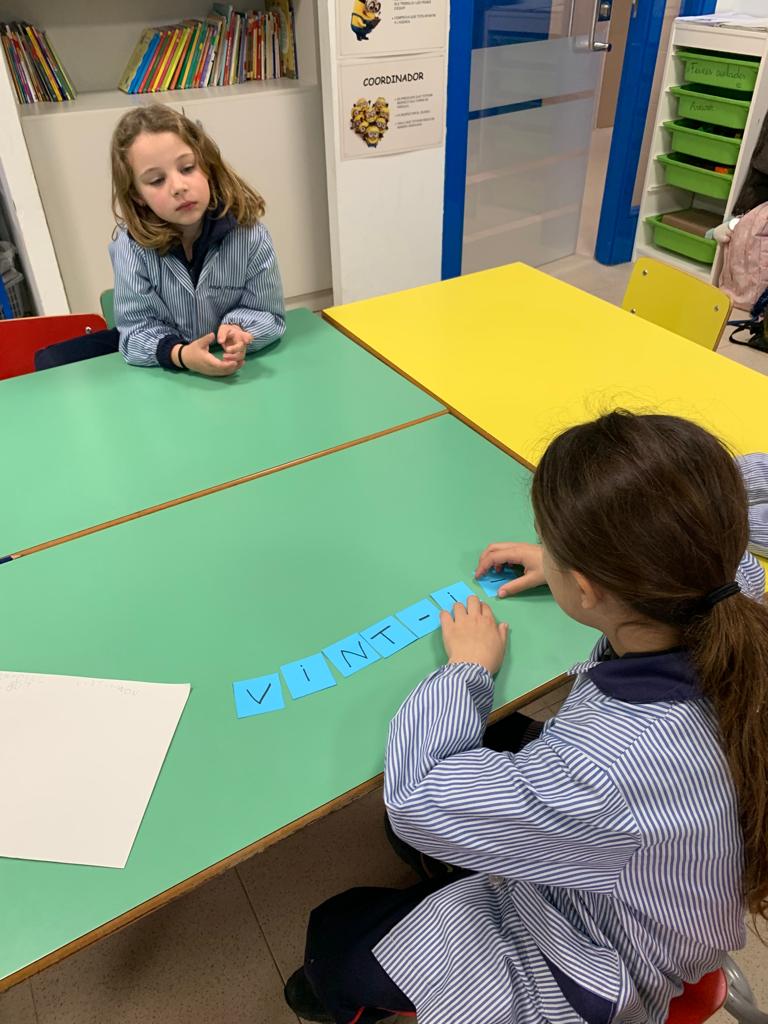virolai_molins's tweet photo. Els follets i les fades busquem les lletres per construir els nombres! #Manipulem #1rPrimària #Matemàtiques https://t.co/yidPmGYRd7