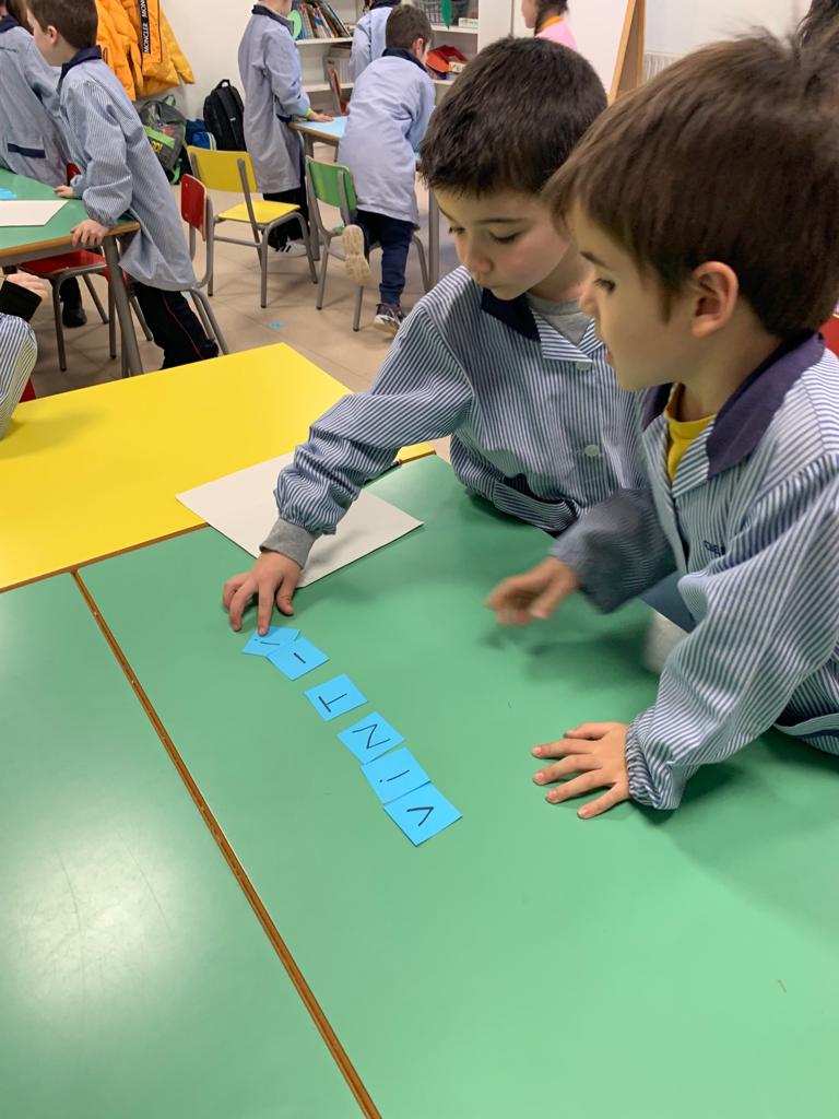 virolai_molins's tweet photo. Els follets i les fades busquem les lletres per construir els nombres! #Manipulem #1rPrimària #Matemàtiques https://t.co/yidPmGYRd7