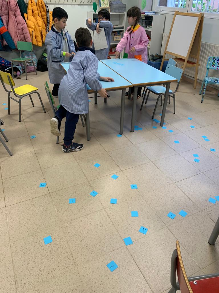 virolai_molins's tweet photo. Els follets i les fades busquem les lletres per construir els nombres! #Manipulem #1rPrimària #Matemàtiques https://t.co/yidPmGYRd7