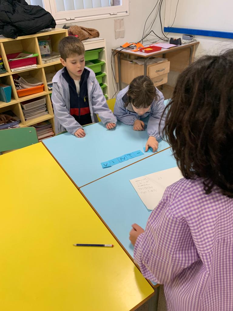 virolai_molins's tweet photo. Els follets i les fades busquem les lletres per construir els nombres! #Manipulem #1rPrimària #Matemàtiques https://t.co/yidPmGYRd7