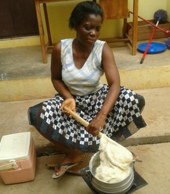 KarlyKheyly's tweet image. It has become difficult to get food in Nungua due to the increment in food prices and due to this, some people depend more on a local meal in Ghana known as Banku with pepper and fish. @TDzineku @kodwoboateng #mediacourse