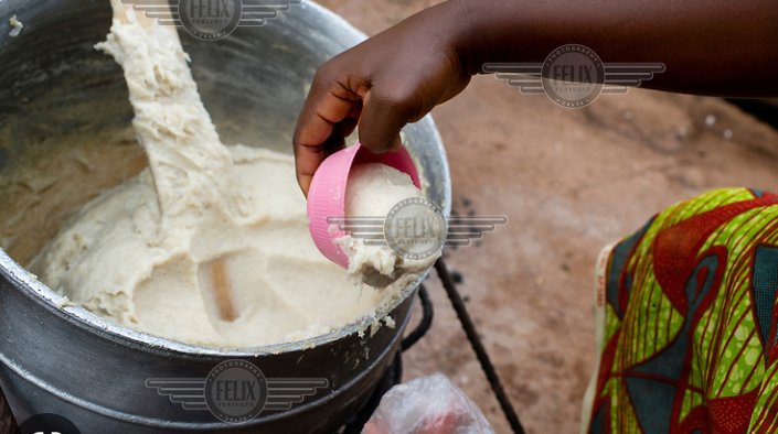 KarlyKheyly's tweet image. It has become difficult to get food in Nungua due to the increment in food prices and due to this, some people depend more on a local meal in Ghana known as Banku with pepper and fish. @TDzineku @kodwoboateng #mediacourse