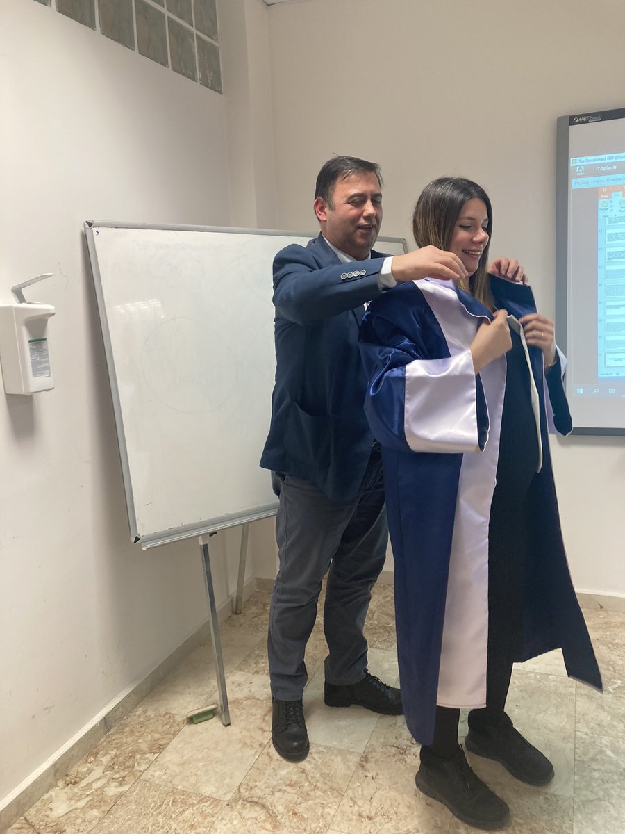 fkomurcuoglu's tweet photo. Ben bugün doktor oldum 🙏🏻🌸 https://t.co/WxaZVVc6vv