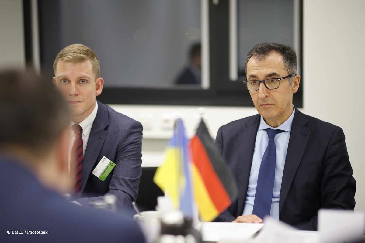 BMLEH_Bund's tweet photo. #GFFA: Federal Minister @cem_oezdemir is delighted to welcome participants from over 70 countries and especially his 🇺🇦 counterpart Solsky. The world agricultural community has moved closer together since the Russian invasion and assures the 🇺🇦 agricultural sector of its support. https://t.co/Dw0Q1KXo41