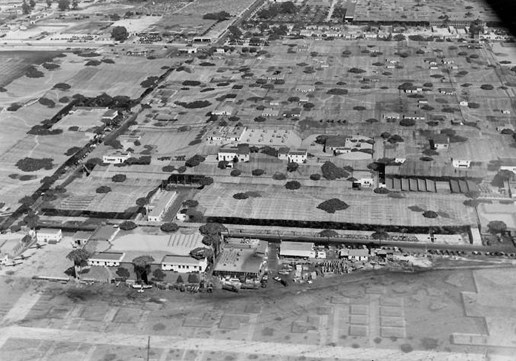 Esto no es una ciudad real, son miles de metros cuadrados de la operación de camuflaje más salvaje —y más importante— de la historia. Porque de ella dependía el destino de la 2ª Guerra Mundial. En #LaBrasaTorrijos de hoy, las ciudades bidimensionales de John Ohmer. 🧵⤵️