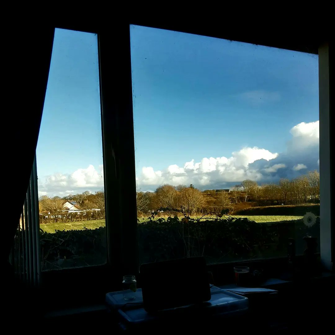 WarphobblerKaz's tweet photo. Day 509 (490): 2°C max 6°C NW 16 mph 8.35 AM to 4.35 PM mix of clouds &amp; clear skies, snow forecast later, &amp; breezy; cold &amp; damp.

#COVIDLife #Stage4CKD #SeverelyIllAndDisabled #creativephotography #skyscape #cloudscapes #weatherobservation #weatherobserver #YnysMôn #KazAlexander https://t.co/xWmXEiWJJq