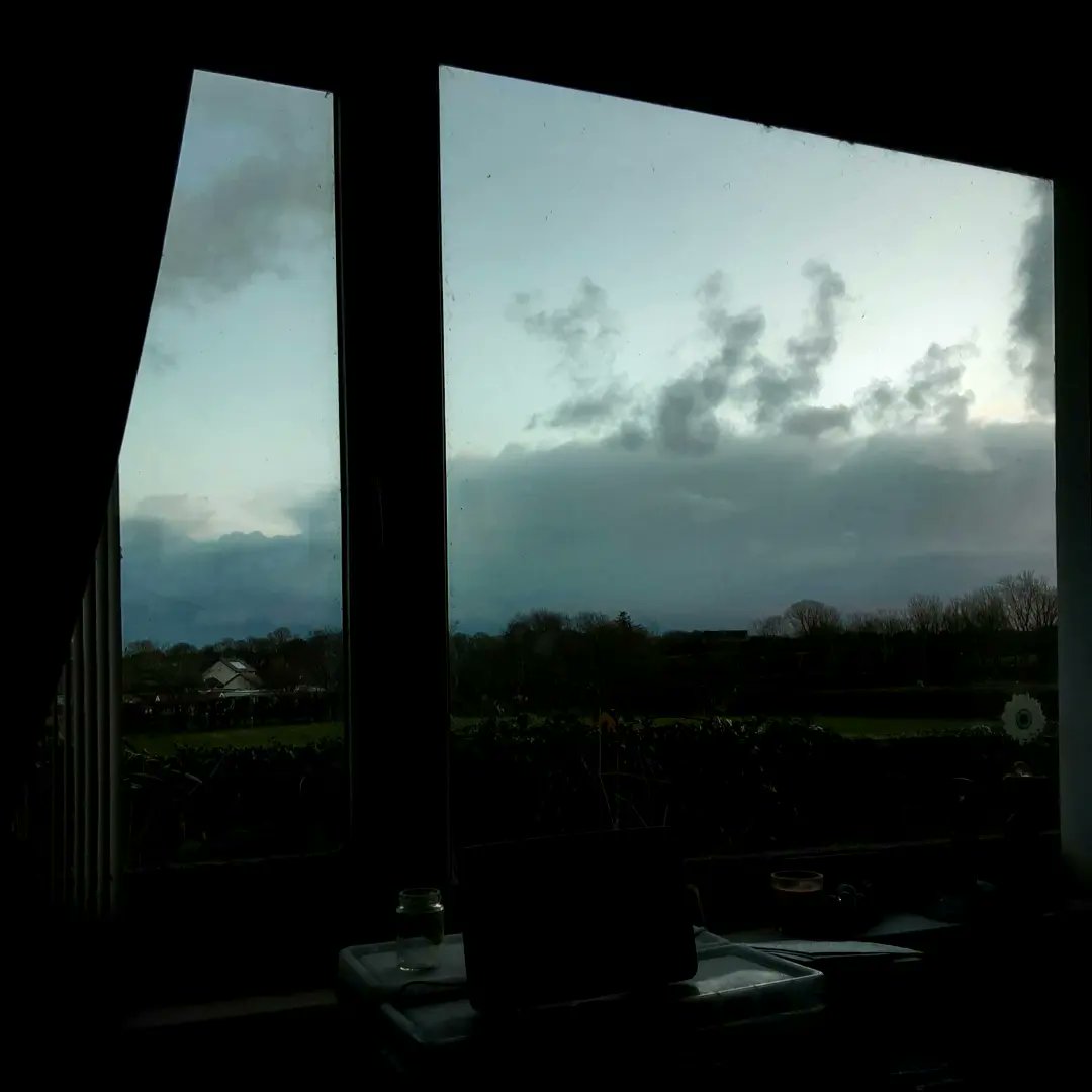WarphobblerKaz's tweet photo. Day 509 (490): 2°C max 6°C NW 16 mph 8.35 AM to 4.35 PM mix of clouds &amp; clear skies, snow forecast later, &amp; breezy; cold &amp; damp.

#COVIDLife #Stage4CKD #SeverelyIllAndDisabled #creativephotography #skyscape #cloudscapes #weatherobservation #weatherobserver #YnysMôn #KazAlexander https://t.co/xWmXEiWJJq
