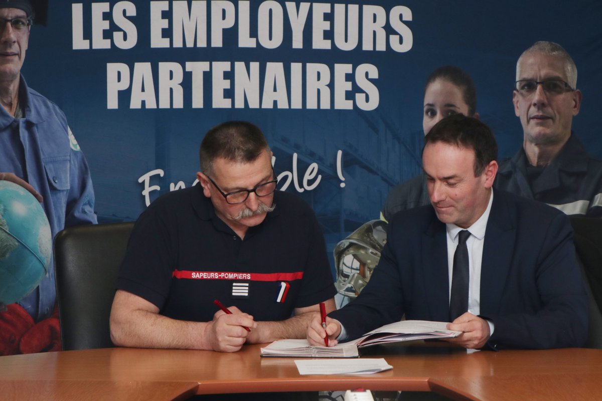 SDIS50's tweet photo. Des conventions de mise à disposition #sapeurspompiers volontaires sur leur temps de travail ont été signées entre le @SDIS50 et 5 employeurs publics et privés #lamanche50 : @GroupeSaur; Commune #PontHebert; @udsp50; garage #MARIEDidierAutomobiles; Commune #SaintSauveurVillages https://t.co/elcYkEKKJU