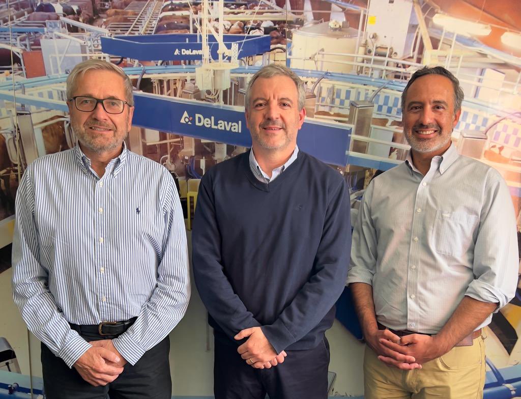 ConsorcioLecher's tweet photo. Ya somos 22. DeLaval es nuestra nueva empresa socia del @ConsorcioLecher , a través de la firma de su ingreso hecha por su gerente Felipe Aceituno, junto a nuestro presidente Sergio Niklitschek y gerente Octavio Oltra, seguimos construyendo juntos #sustentabilidadláctea https://t.co/KnsCHVMhgW