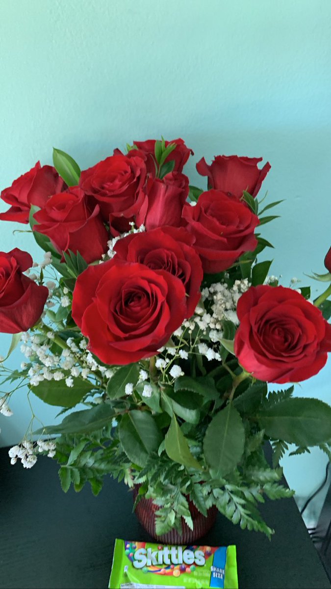 FLMedStu's tweet photo. I’m taking two shelf exams this week and my girlfriend surprised me with flowers and my fave candy this morning to wish me good luck 🥺🥺 I’m not crying, you are https://t.co/0ydNrXkMnC