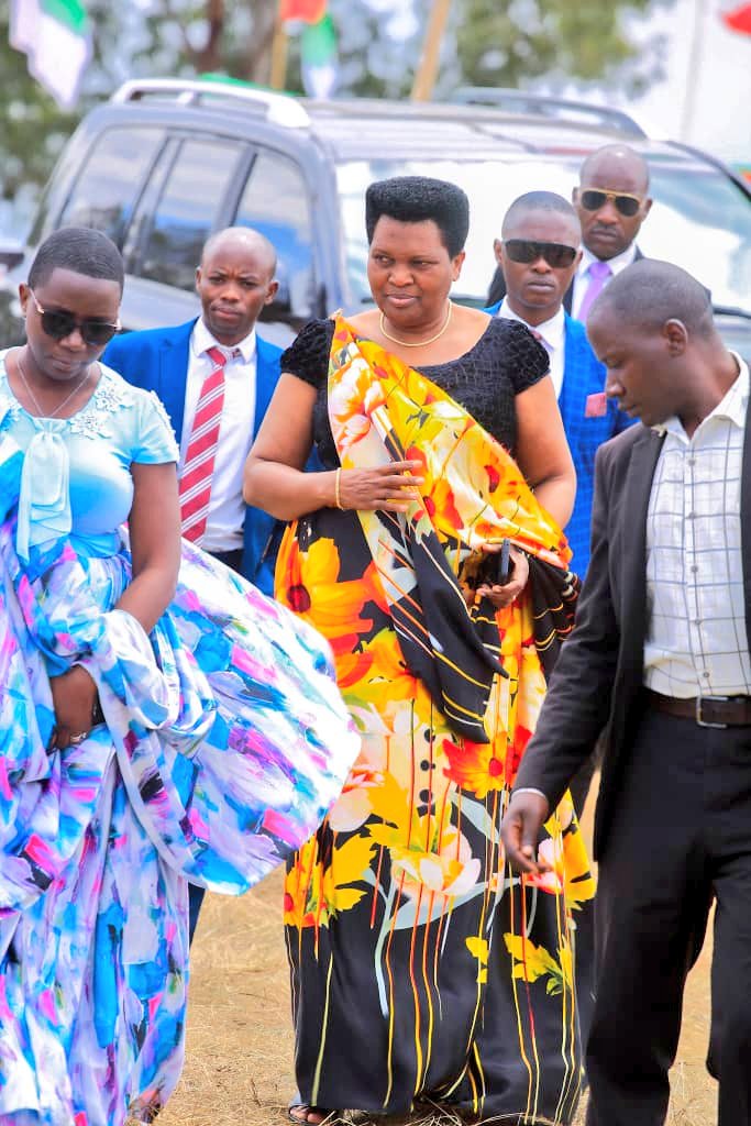 DeniseBucumi's tweet photo. Ndashimiye cane indongozi z'Umugambwe @CnddFdd kw'iteka banteye kugira dusangire ijambo ry'Imana mu gikorane kiriko kibera i @Gitega. Muze tumere nka Nehemiya mu gukunda igihugu cacu no mu kuba abizigirwa. Tugikorere naho abansi bohaguruka nk'uko vyabaye mu gihe ca Nehemiya https://t.co/bPLTQbLCK9