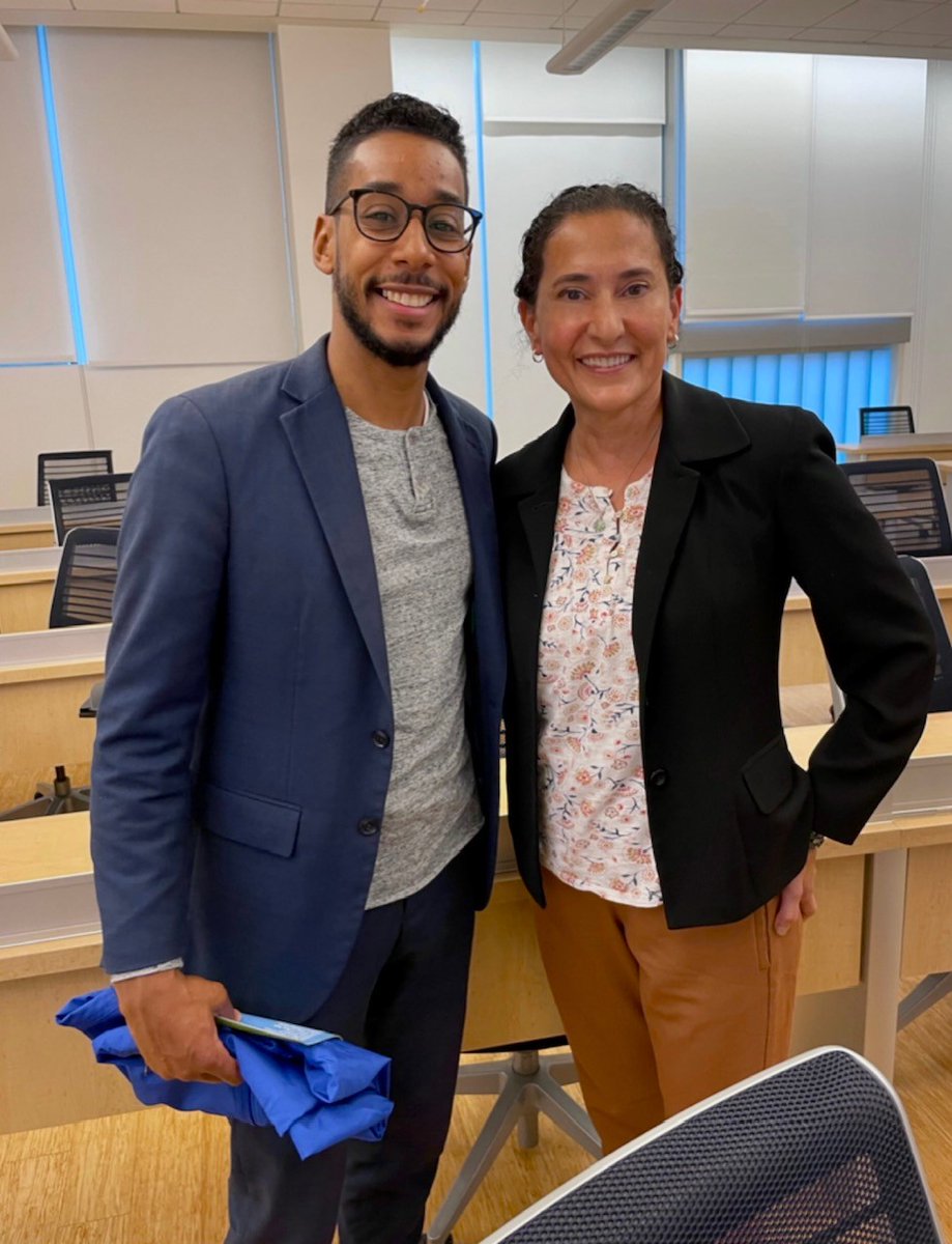 CunyExplorers's tweet photo. Throwback to when City Tech's Coordinator Ilia shared information about the CUNY Explorers program and some swag with Brooklyn Borough President Antonio Reynoso! @BKBPReynoso 
#citytech #cunyexplorers #brooklynboroughpresident#throwbackthursday https://t.co/CfD5VZ2gy5