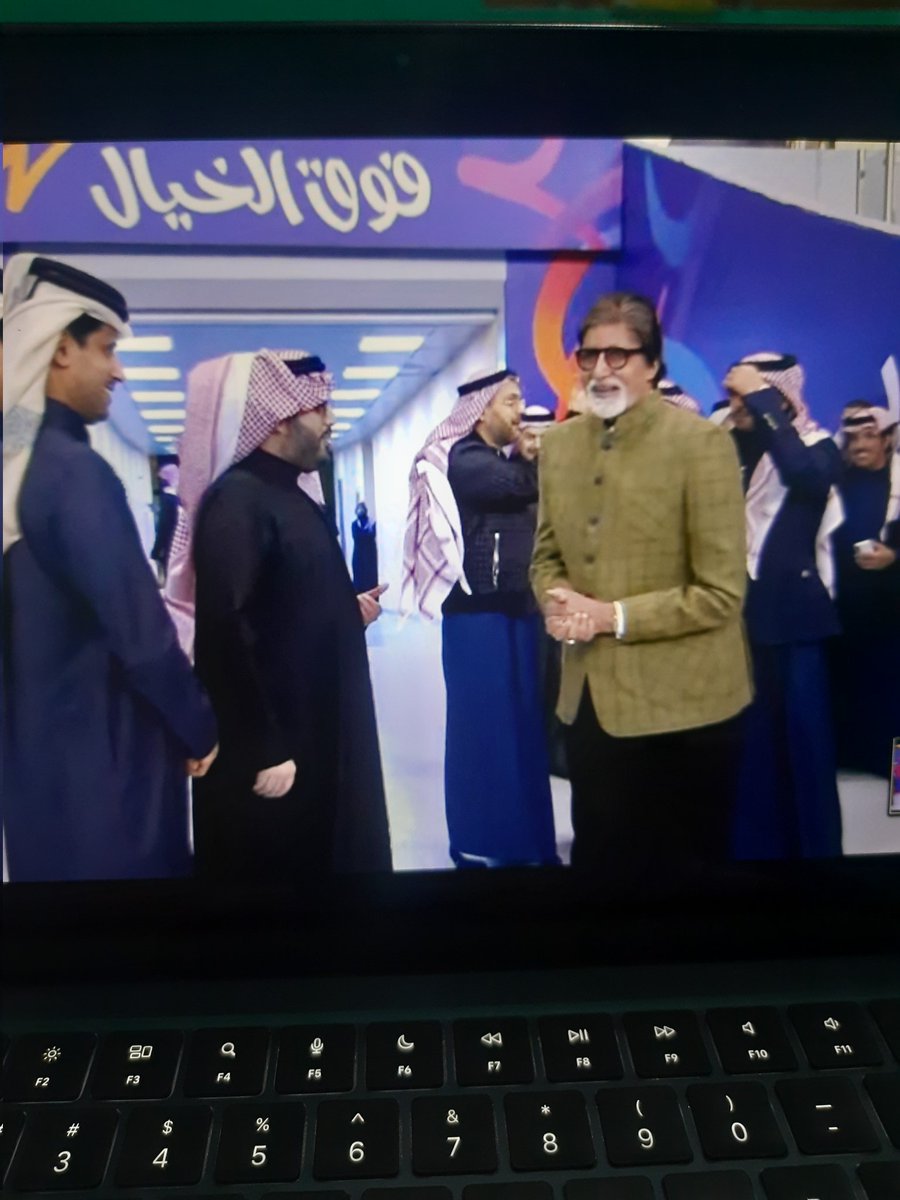 idevanshuraj's tweet photo. @SrBachchan  at last match of goat's Rivalry #RiyadhSeasonCup #Ronaldo #Messi𓃵 #CristianoRonaldo𓃵 #AlNasr https://t.co/ctyNswIE07