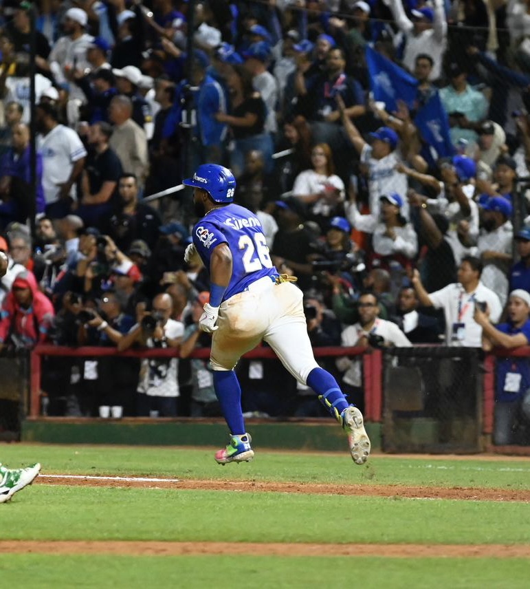 TigresdelLicey's tweet photo. Cinco años de diferencia 
Mismo MEL ROJAS JR.
MISMO CAMPEÓN! 🏆

“EL SÚPER MEL” 😤👊🏼

#LiceyCampeon 💙 https://t.co/cEqjCv75Dc