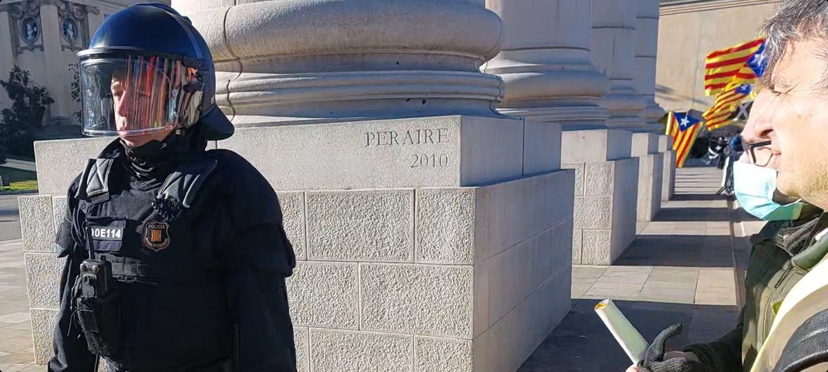 He presenciat com el Mosso amb identificatiu DOE114 ha agredit a <a href="/josepcosta/">Josep Costa</a> sense cap motiu. La foto és la captura del vídeo just després de l'agressió. Si necessites testimoni per la denúncia, a disposar Josep. #19GenerSortimAlCarrer