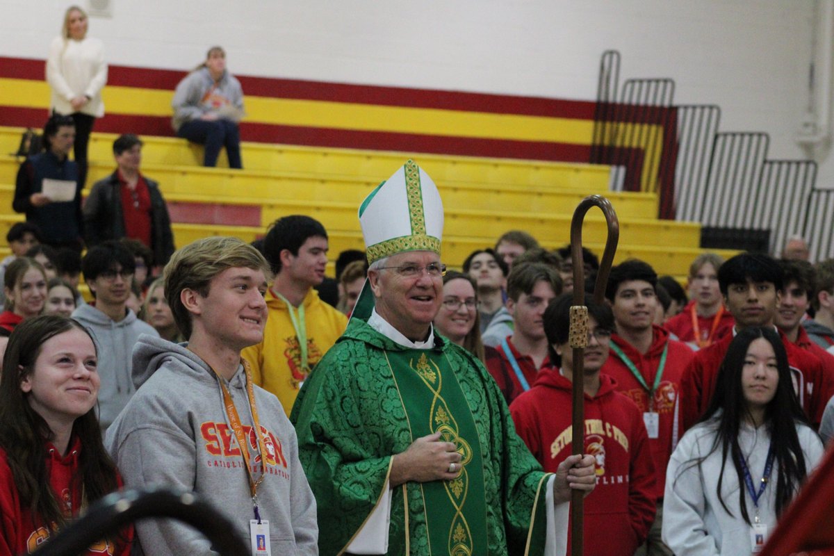 Thursday morning, Seton Catholic had the honor of hosting Bishop John Dolan, the newly-appointed Bishop of the Diocese of Phoenix, for an all-school mass in our gymnasium and a tour of our campus! It was our pleasure to have you here, Bishop Dolan! #SentinelFamily