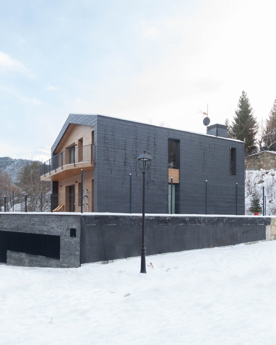 ConstruccionsR's tweet photo. Hem finalitzat la casa situada a Sispony, tota recoberta de pissarra amb la part davantera i petits detalls en fusta que contrasten a la perfecció.

#construcció #construcción #construction #constructionlife #constructionlifestyle #fusta #madera #pedra #piedra #novaobra https://t.co/cQBgUUhsN4