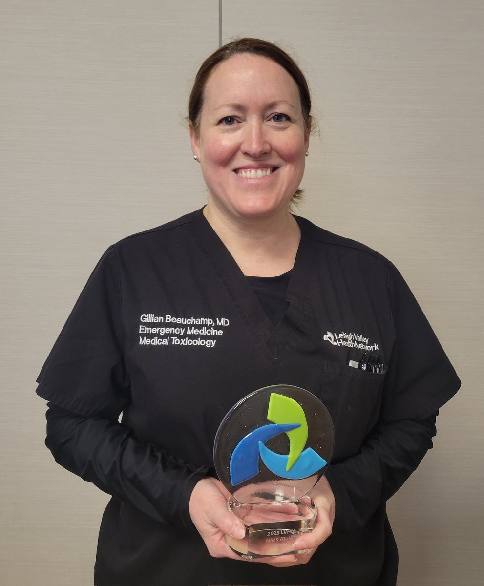 Sometimes morning didactics get delayed a little bit because your program director is busy getting an award ⭐😁 Congrats Dr. Beauchamp!! #toxdidactics #lvhnmedtox #LVHN #awardwinning #congratulations🎉