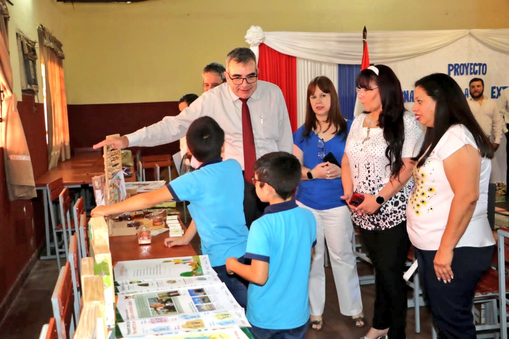 MECpy's tweet photo. ❇️ En el marco de las actividades previas al inicio de clases, hoy visitamos la Esc. Bas. N° 199 "Silvio Petirossi" de Luque, que implementa la Jornada Escolar Extendida- JEE 🧒👧🏫 https://t.co/08c1dxm7pi