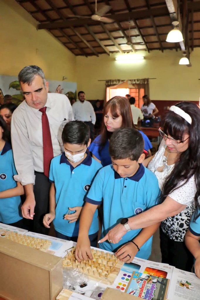 MECpy's tweet photo. ❇️ En el marco de las actividades previas al inicio de clases, hoy visitamos la Esc. Bas. N° 199 "Silvio Petirossi" de Luque, que implementa la Jornada Escolar Extendida- JEE 🧒👧🏫 https://t.co/08c1dxm7pi