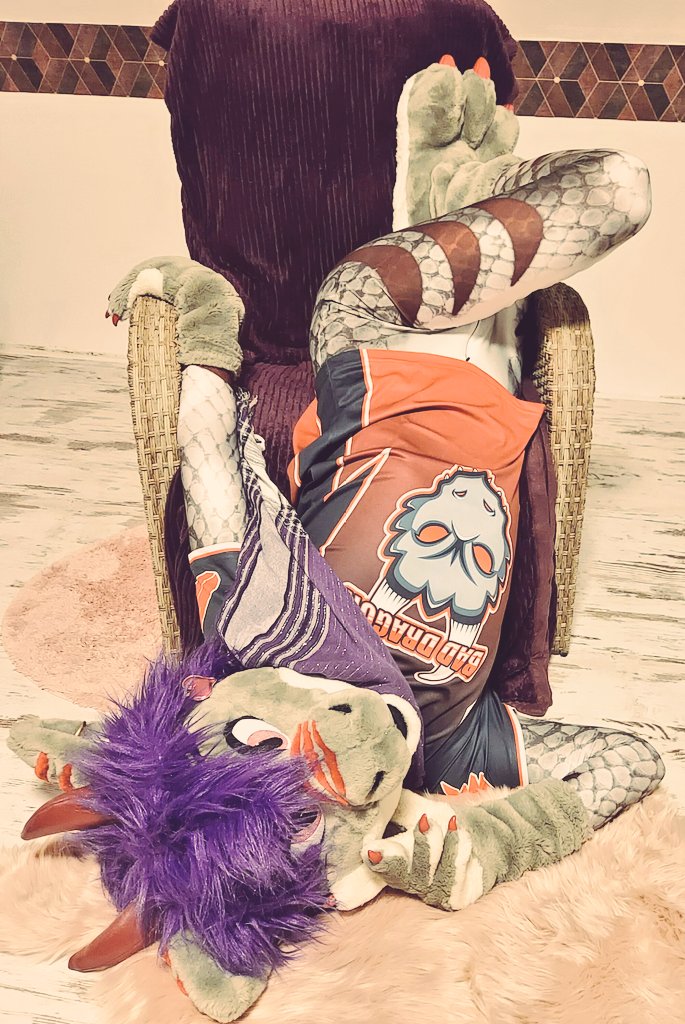 DrakiDrakiDraki's tweet photo. That dragon learned how to take a seat proper. That must be a smart one.
😶🙃
📸 @QuickshotCoyote (who also gave me a leg-up later 😅😂 )
🤍💜
#fursuit #FursuitEveryday #UpsideDown #Seated #bad_dragon @PETSUITFORFUN @bad_dragon https://t.co/vdofDlrH1g
