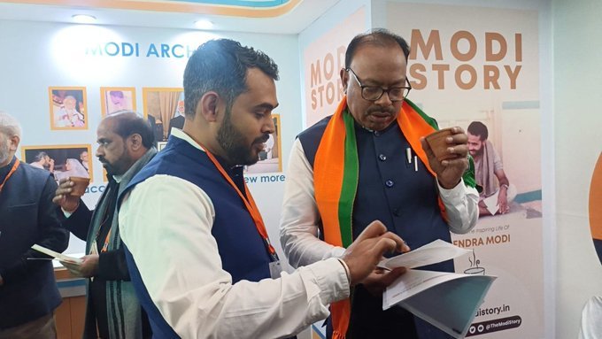 BharatMantram's tweet photo. President of @BJP4Maharashtra Shri @cbawankule Ji visited NaMo App Kiosk at BJP NEC in New Delhi and was ecstatic to learn new features of the App.
#HamaraAppNaMoApp #NaMoAppAtBJPNEC https://t.co/rsmX2tXWFT