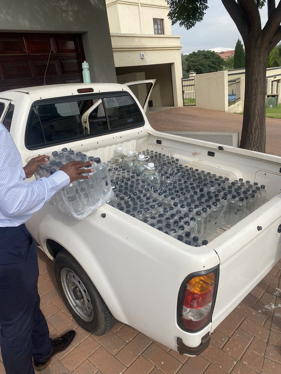 Fhulu_inc's tweet photo. Re Rekisa Metsi’ 📦

A Monate’ 💧💧💧

P.S. Thank you to everyone that supported Metsi throughout the festive season 🙏🏽❤️ https://t.co/yXttD5Ez90