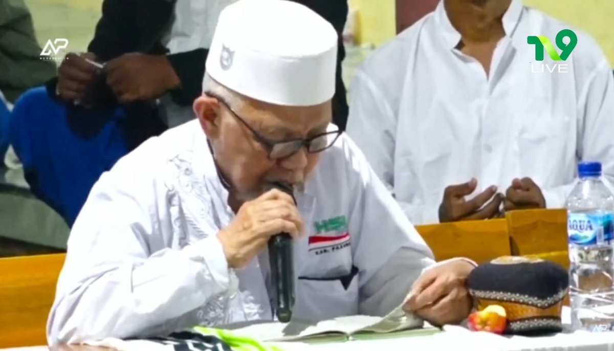 hakimjayli's tweet photo. Dan setiap majelis #Ishari akan ditutup dengan doa, umumnya doa Shalawat Diba' yg ditulis Syekh Abdurrahman Addiba'iy.
Foto: Rois Syuriyah PCNU Kab @NuPasuruan https://t.co/wXhICPYFaC