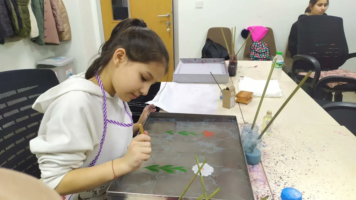 GSBsultangaziGM's tweet photo. Ebru da çiçek eğitimlerinden sonra çocukların teknede çiçek açtırdıgı renkli bir gün oldu👏🌷🌸🌼
#ebru #marblinart #ebrusanatı #cicekliebru #papatya #karanfil #lale #menekse https://t.co/B8ETMnELzn