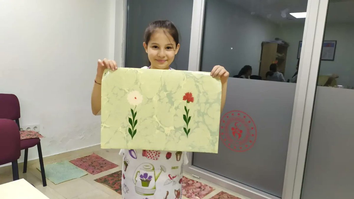 GSBsultangaziGM's tweet photo. Ebru da çiçek eğitimlerinden sonra çocukların teknede çiçek açtırdıgı renkli bir gün oldu👏🌷🌸🌼
#ebru #marblinart #ebrusanatı #cicekliebru #papatya #karanfil #lale #menekse https://t.co/B8ETMnELzn