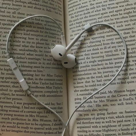 shinevcut's tweet photo. 𓂃 minhas leituras de 2023 ✉ 
         “A leitura é, provavelmente, uma outra maneira de estar em um lugar.”
                                     -José Saramago
                   — a thread. https://t.co/0QnyArF9ZU
