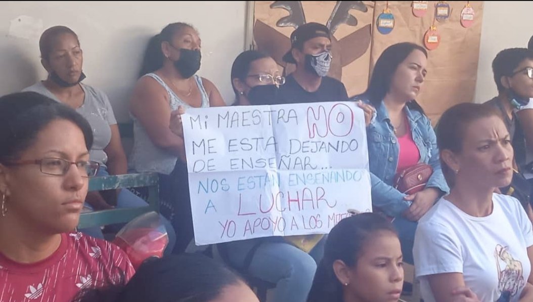 Aby30632956's tweet photo. Asamblea de padres y representantes en la UEN.Felipe Larrazábal Cagua 
Los representantes decidieron NO enviar a sus hijos a clases en apoyo a la lucha del magisterio.
#DignidadMagisterial
#NoEsBloqueoEsSaqueo https://t.co/syiE4w6zaI