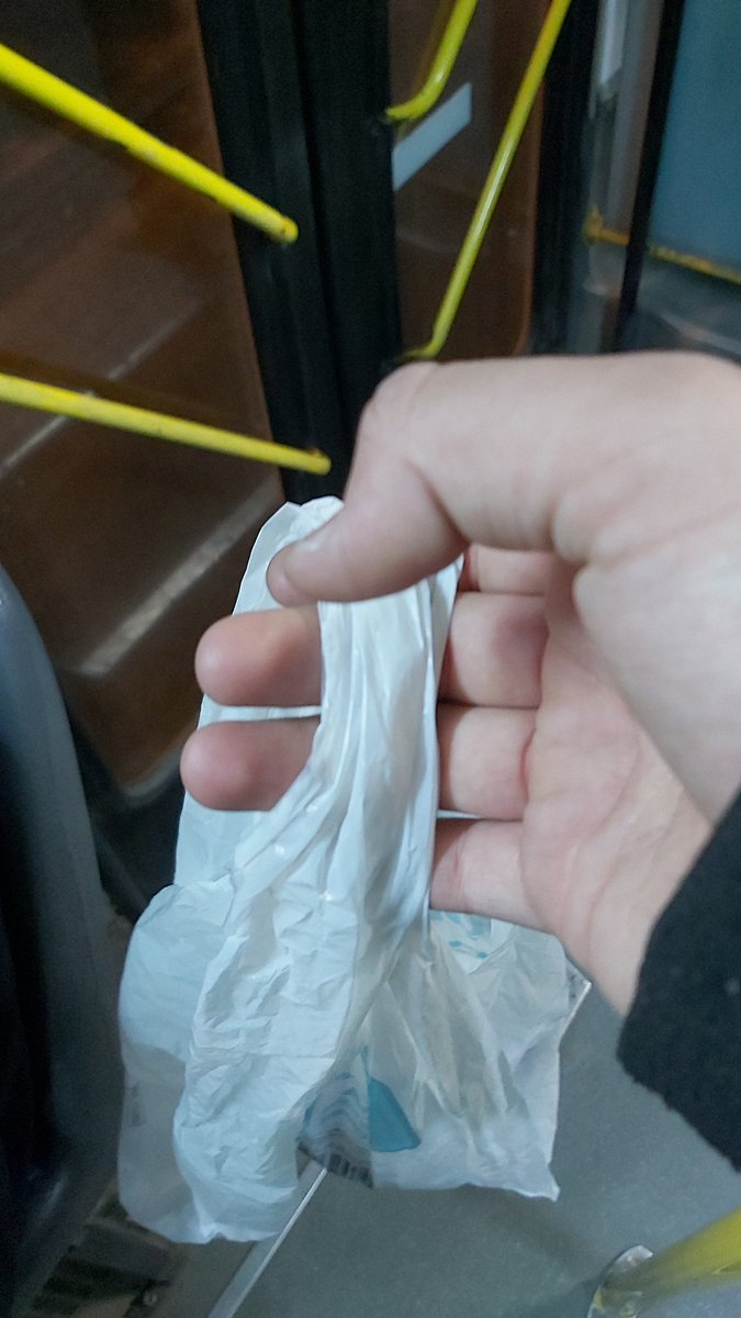 Otobüste güzel bi kızla göz göze geldik birkaç kere kizin elinde son model iphone benim elimde A-101 poşeti içinde tavuk döner + A101'den aldığım dandik bir mouse