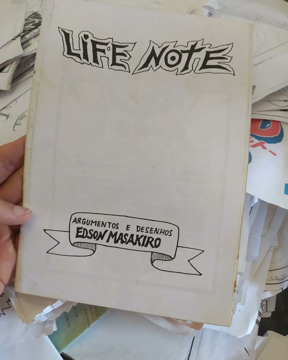 MasakiroEdson's tweet photo. Olha o que achei aqui no monte de folhas desenhadas guardadas. É um faz fanzine chamado Life Note. Acho que fiz  2009 mas é um livro de manual não é gibi c personagens e sim com regras e tal. Tem uma vibe mitologia católica. Mas não posso postar páginas, acho meio antiquado :D https://t.co/ucIrXcvCAX