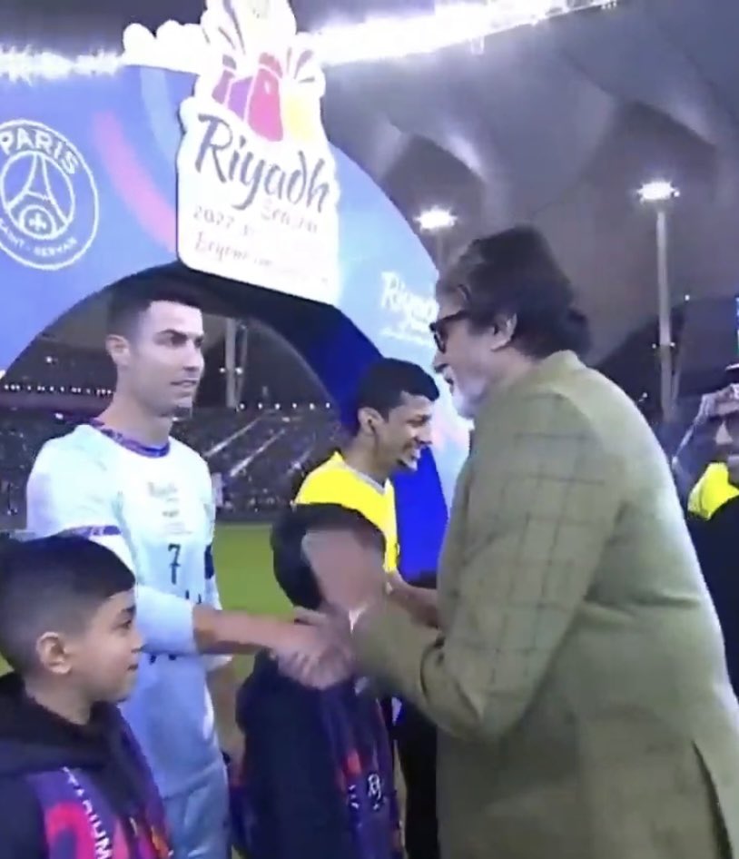 Ankit210689's tweet photo. On a pitch where @Cristiano and #messi are playing, @SrBachchan was chosen as the chief guest. So proud of you sir 🤩🇮🇳
#AlNassrvsPsg #ronaldovsmessi https://t.co/KJQJKlaBdS