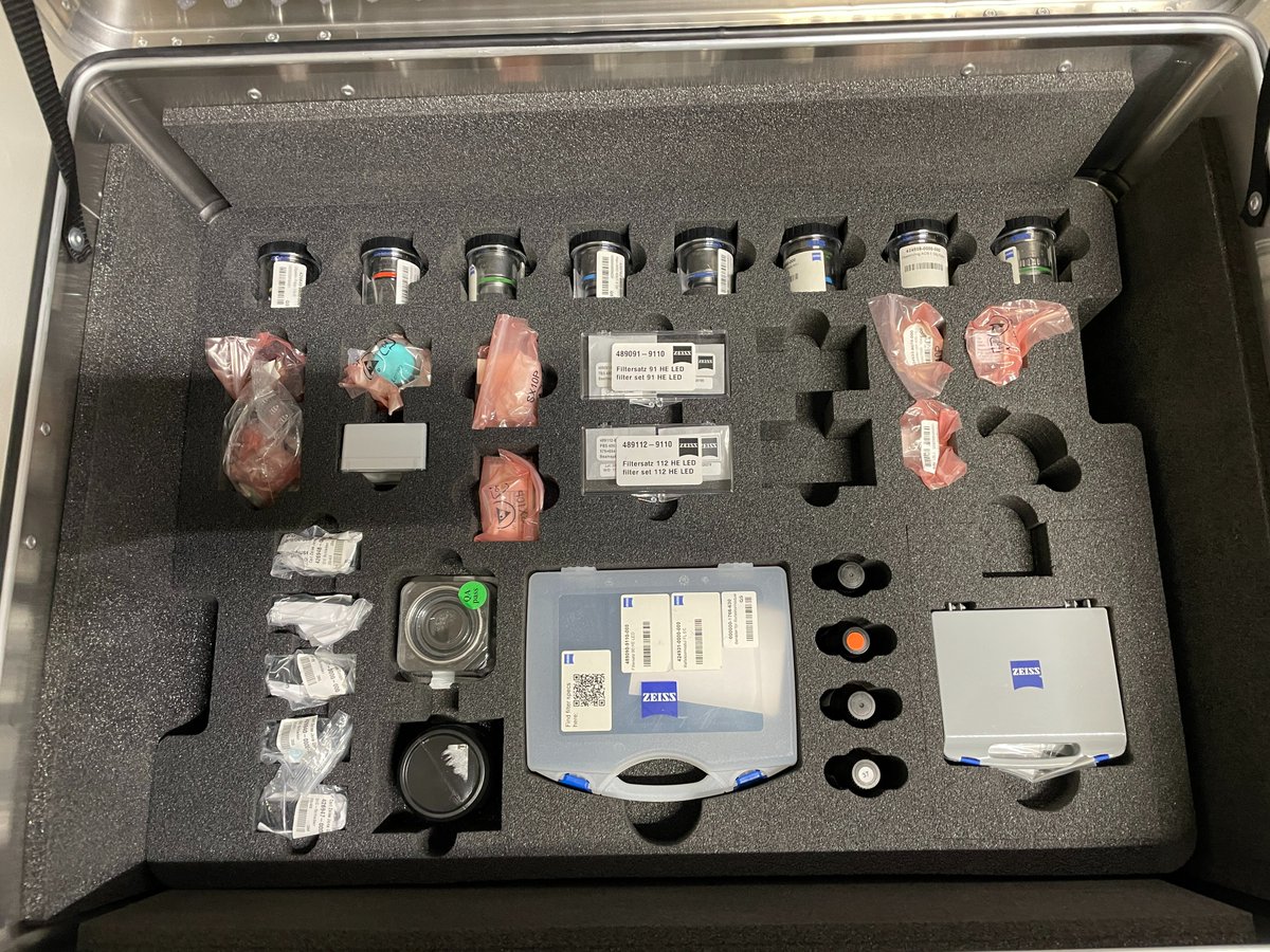 LordilMicro's tweet image. Mise en place du Workshop &quot;Vitesse et Résolution&quot; en cours @CRBS_Strasbourg  ... le fil vert sur le bouton vert, le fil rouge sur le bouton rouge... Merci @PascalKessler4 pour l&apos;accueil sur la plateforme.