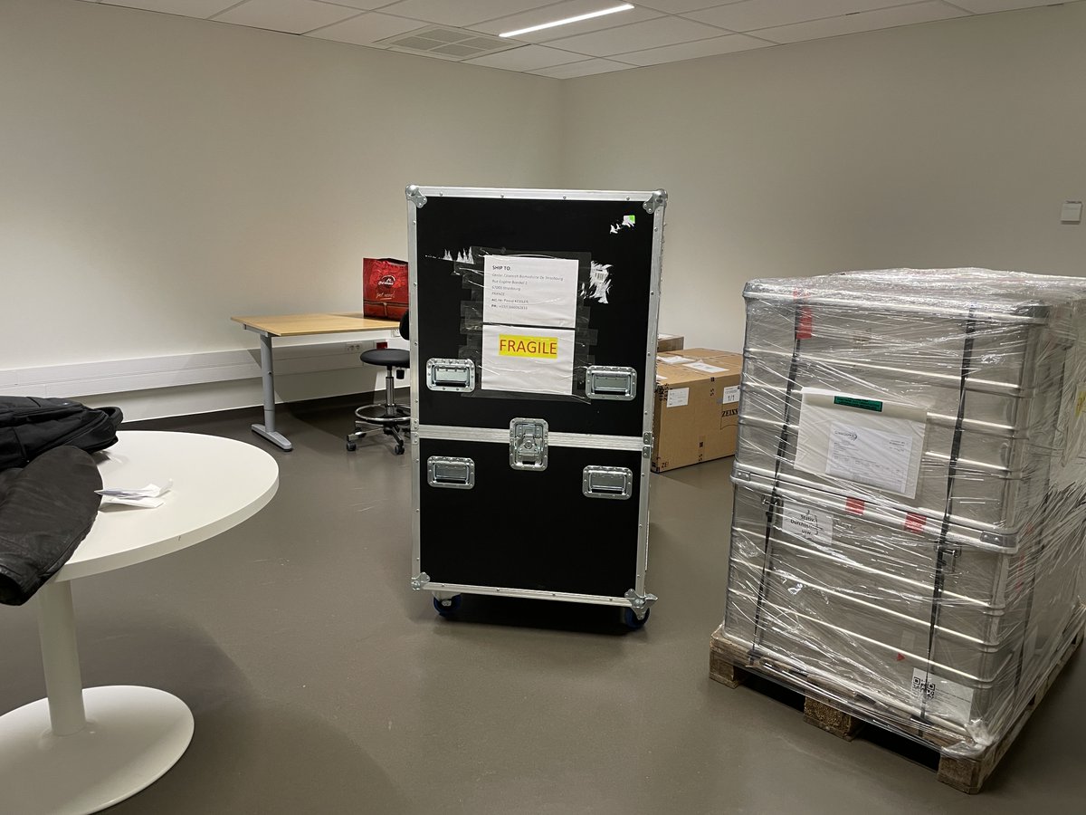 LordilMicro's tweet image. Mise en place du Workshop &quot;Vitesse et Résolution&quot; en cours @CRBS_Strasbourg  ... le fil vert sur le bouton vert, le fil rouge sur le bouton rouge... Merci @PascalKessler4 pour l&apos;accueil sur la plateforme.