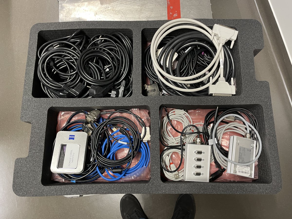 LordilMicro's tweet image. Mise en place du Workshop &quot;Vitesse et Résolution&quot; en cours @CRBS_Strasbourg  ... le fil vert sur le bouton vert, le fil rouge sur le bouton rouge... Merci @PascalKessler4 pour l&apos;accueil sur la plateforme.