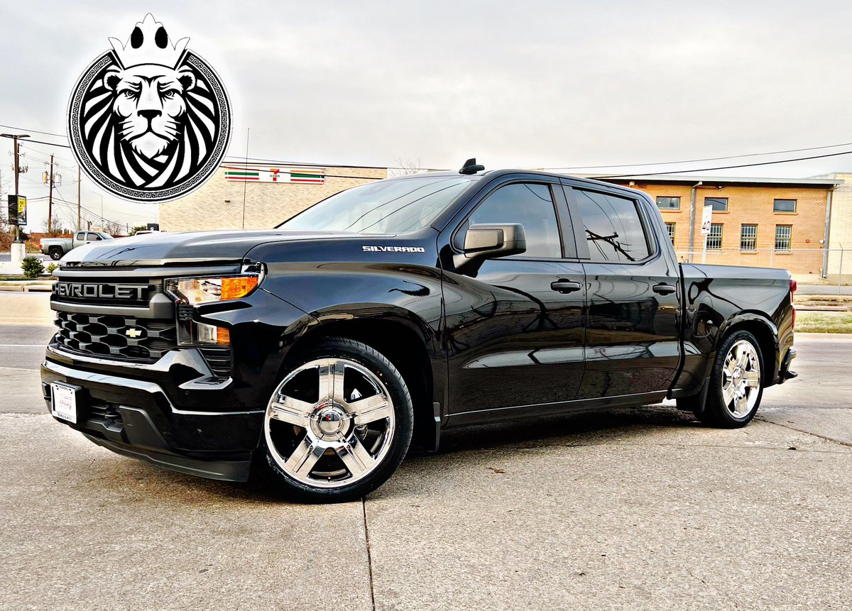 kingswheels2's tweet photo. 2022 Chevy Silverado with a 3/5 Belltech drop, sitting on chrome 22” Texas edition replicas, and wrapped up in 285/40R22 Versatyre!! #KingsWheels2 #SuspensionSpecialists #Chevrolet #Chevy #Silverado #Belltech #TexasEdition #LoweredTrucks #Texas #Dallas #GreedyGrove #Buckner https://t.co/RoxYRo1Cgf