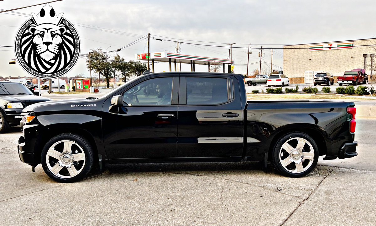 kingwtire6's tweet photo. 2022 Chevy Silverado with a 3/5 Belltech drop, sitting on chrome 22” Texas edition replicas, and wrapped up in 285/40R22 Versatyre!! #KingsWheels2 #SuspensionSpecialists #Chevrolet #Chevy #Silverado #Belltech #TexasEdition #LoweredTrucks #Texas #Dallas #GreedyGrove #Buckner https://t.co/dA44d7od30
