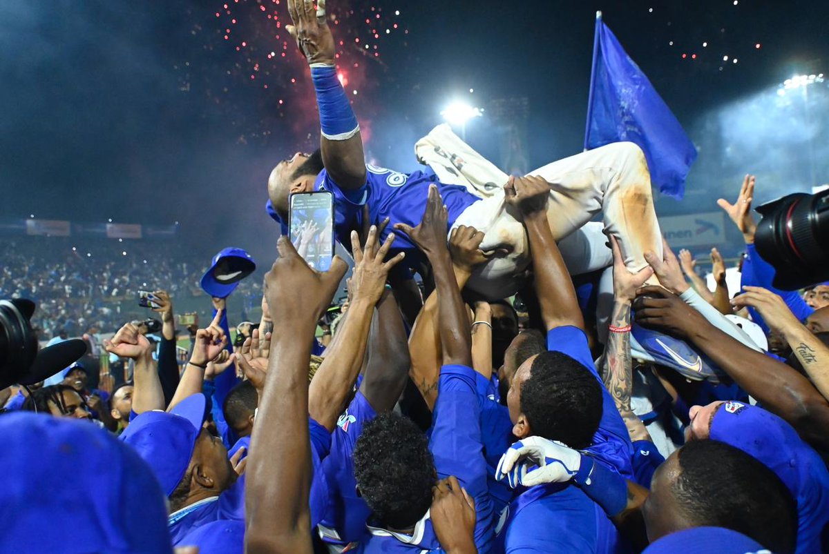 TigresdelLicey's tweet photo. ¡NO TENEMOS COMO PAGARTE CAPITÁN! 🥹💙

TU ERES EL NÚMERO 1 🎖🫡

#LiceyCampeon 💙🏆 https://t.co/oT5MUK8rOs