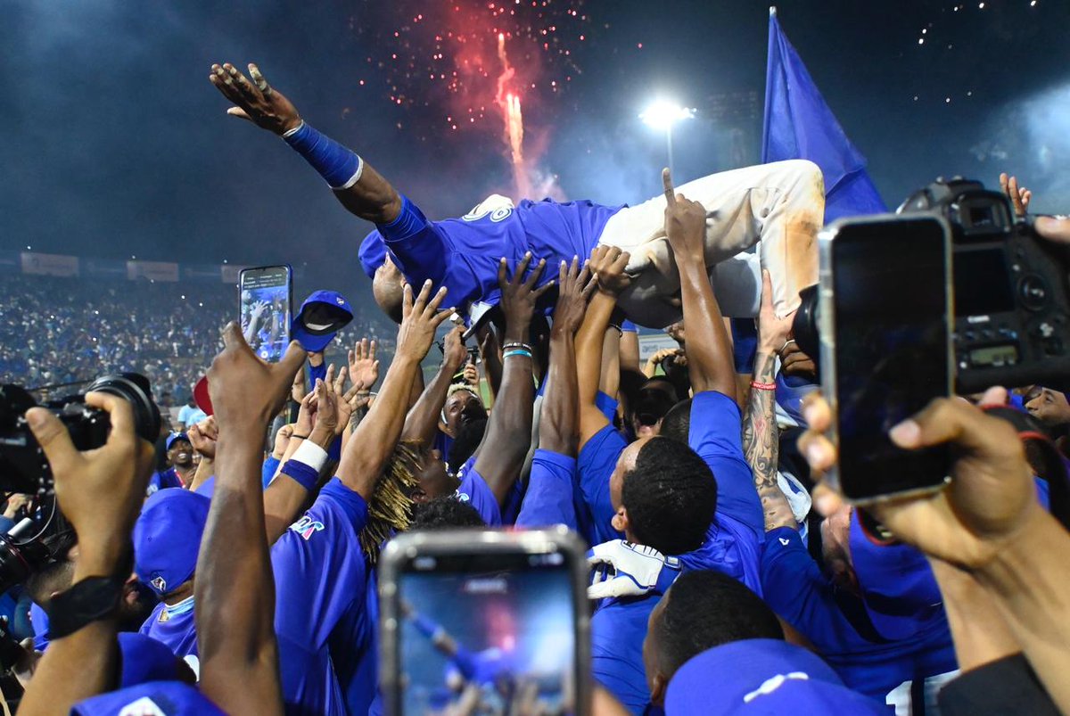 TigresdelLicey's tweet photo. ¡NO TENEMOS COMO PAGARTE CAPITÁN! 🥹💙

TU ERES EL NÚMERO 1 🎖🫡

#LiceyCampeon 💙🏆 https://t.co/oT5MUK8rOs