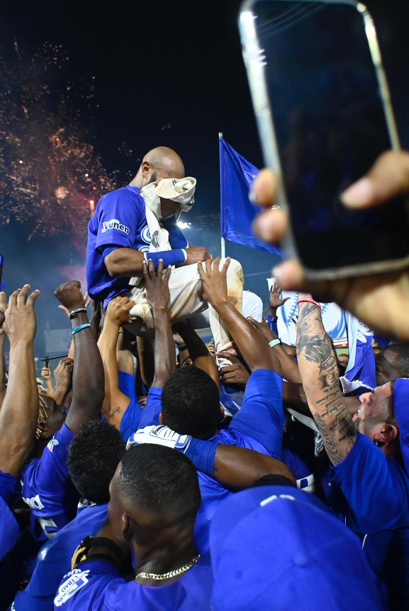 TigresdelLicey's tweet photo. ¡NO TENEMOS COMO PAGARTE CAPITÁN! 🥹💙

TU ERES EL NÚMERO 1 🎖🫡

#LiceyCampeon 💙🏆 https://t.co/oT5MUK8rOs