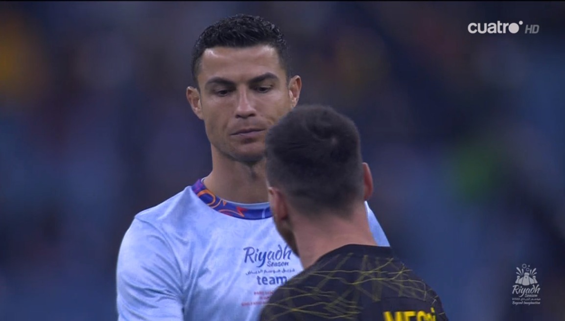 ManuHeredia21's tweet photo. En este apretón de manos hay:

▪️ 1.613 goles oficiales
▪️ 75 títulos
▪️ 12 Balones de Oro

Leo Messi 🐐 Cristiano Ronaldo https://t.co/JhDceDZo3G