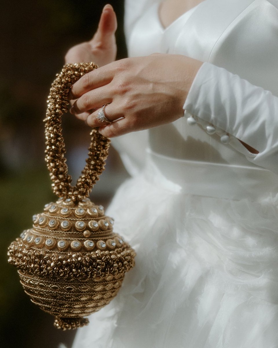 MaeCassidy_'s tweet photo. Bridal Magic. 💍✨ A stunning repost of Claire Luxton wearing our 'Simi Sparkle' clutch on her wedding day. #MaeCassidy #SimiSparkle #MaeCassidyBridal

https://t.co/Ixm3q6gydQ

📷 The Kitcheners 
Hair &amp; MUA: Jessica Hawkins 
💐: Louise Roots
🎨: @ owenmathersc https://t.co/LUdobaM2O5