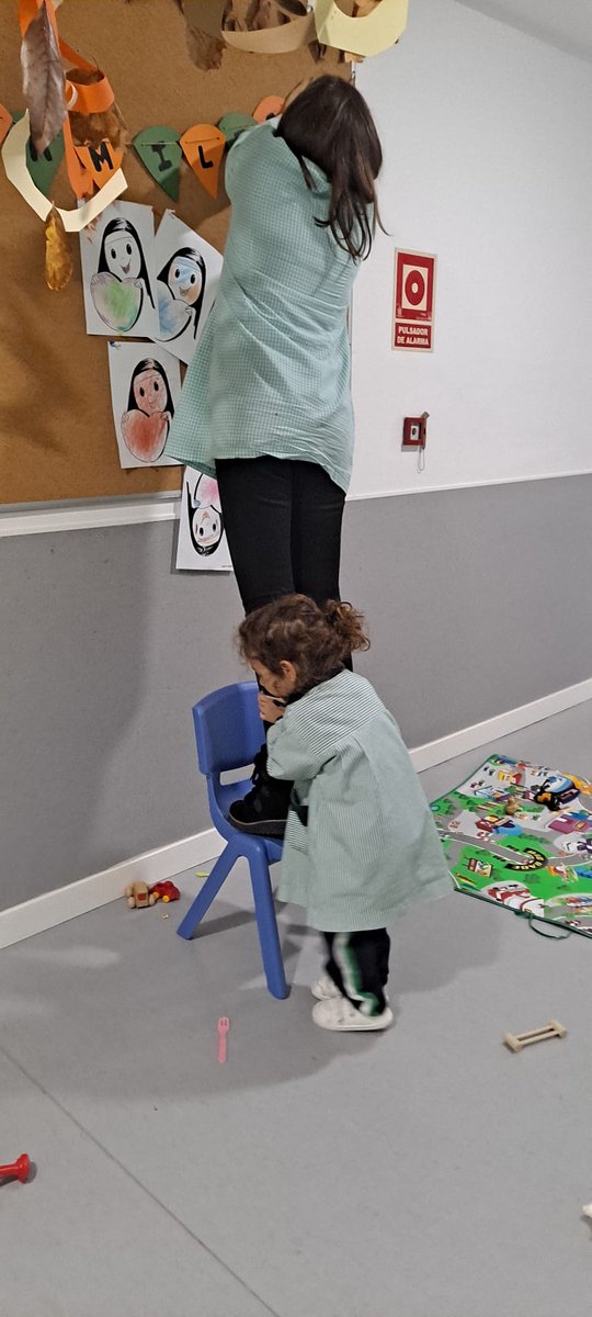 FET_Valladolid's tweet photo. Profe de infantil de nuestro cole que sale al pasillo a colgar los trabajos de sus alumnos. Una alumna suya que la ve subirse a una silla le dice, agarrándola las piernas: "que te vas a caer, yo no quiero, te ayudo". Así somos...familia, protección total. #UnaSumaBrillante https://t.co/n3miHJUjDQ