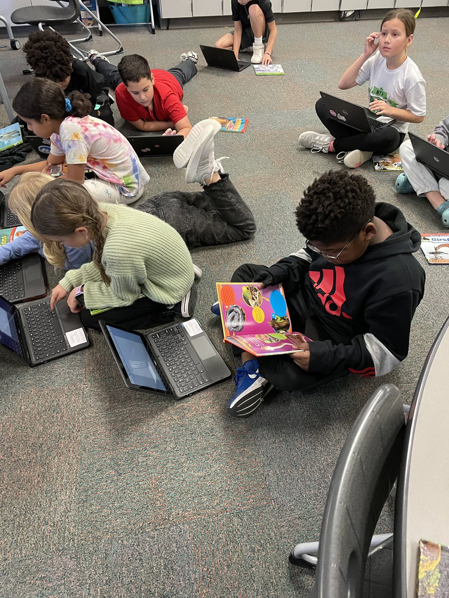 tlmoney's tweet photo. 3rd grade text features and book Creator @LBEMediaCenter @Longbranch_Elem #misdproud https://t.co/qiu4Kjf2ri