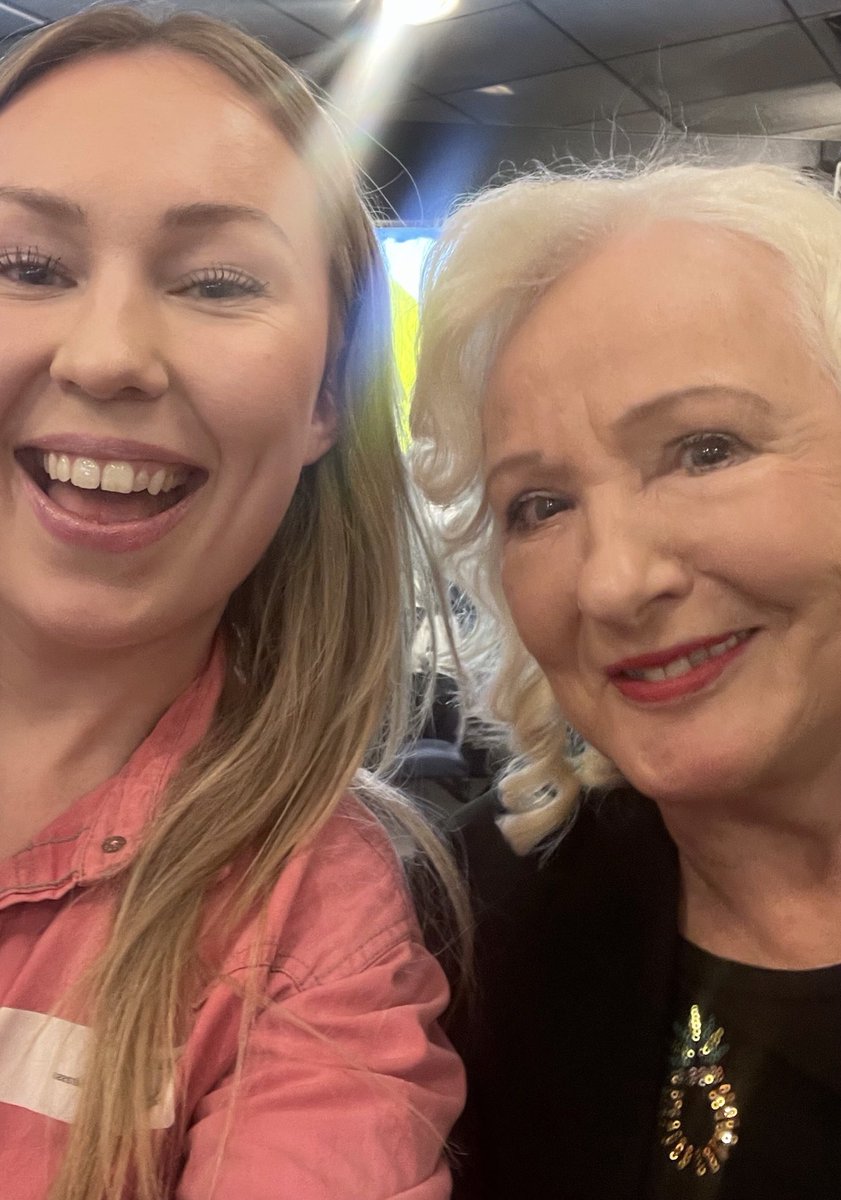 LHyssala's tweet photo. Nelli ja minä. Työkaverit, vähän aikaa sitten. #työ https://t.co/FCysISHBEA