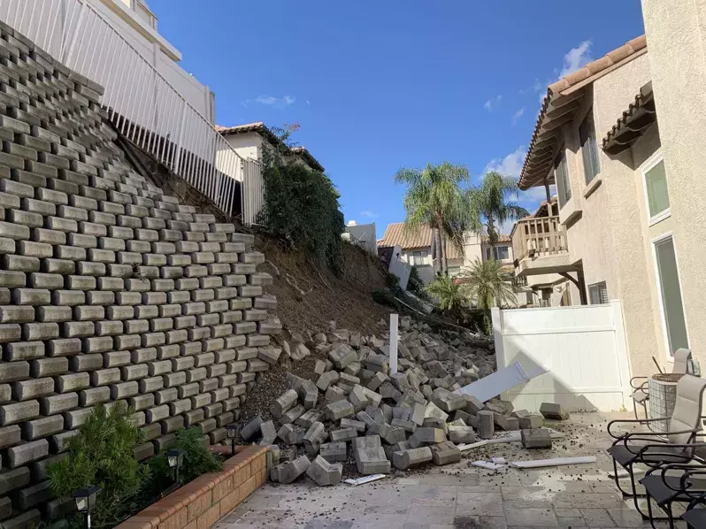 Syndicate650's tweet image. 南加州暴雨过后，民宅土墙倒塌。南加最近连日暴雨，导致各地发送灾情，雨过天晴后，由于雨水侵蚀遗患，一些社区住在挡土墙发送崩塌。一处居民区多动民宅后面的挡土墙深夜倒塌，部分居民紧急避险撤离，华人居民表示，十多年前，也是同样的原因，相邻住宅也发送过类似的事故，导致居民间纠纷。