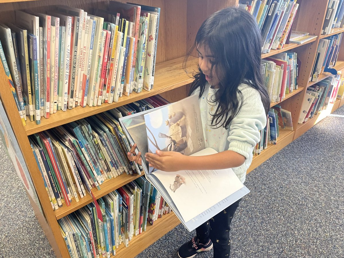 BaileysES_FCPS's tweet photo. Kindergartners have learned how to use shelf markers in the library. They’re ready to read! 😍📖 https://t.co/rvQyRRBddv